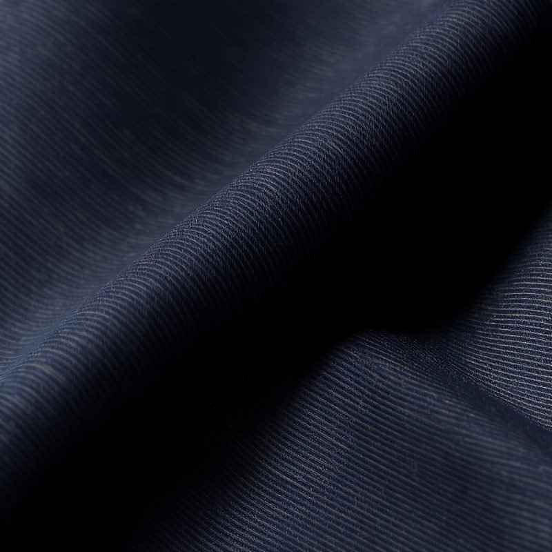 Gros plan sur le twill italien certifié OEKO-TEX utilisé pour les uniformes Cura Wear Pro